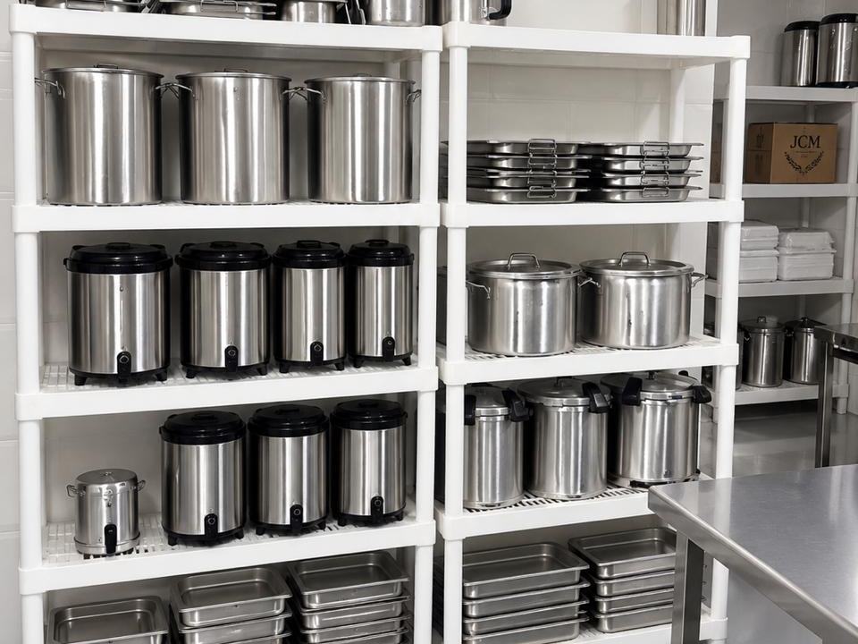 Estoque organizado de panelas e utensílios de inox