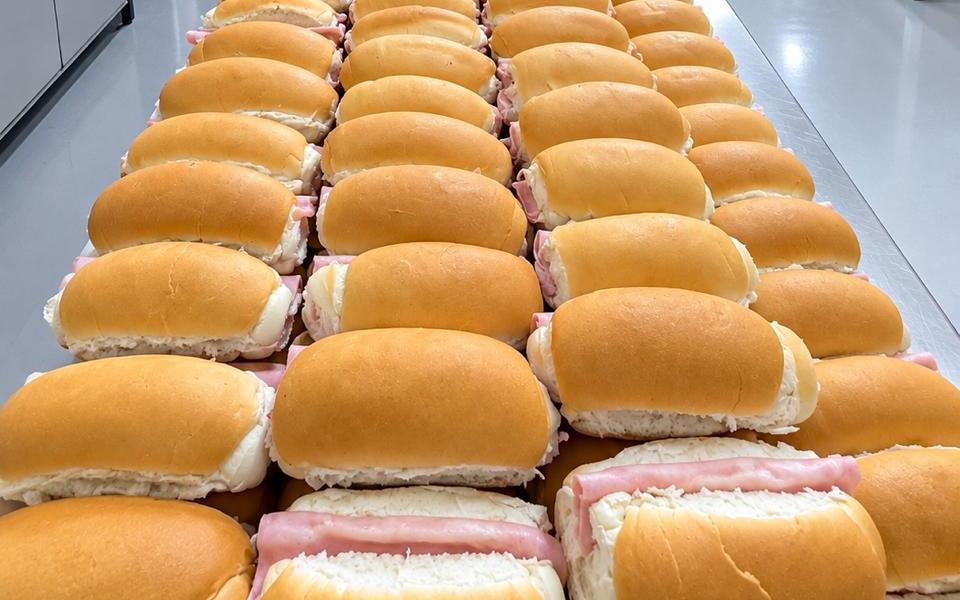 Pães com presunto preparados para o café da manhã